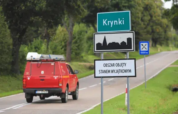 У раёнах Польшчы, якія мяжуюць з Беларуссю, усталяваныя дарожныя знакі "Зона надзвычайнага становішча" / Reuters