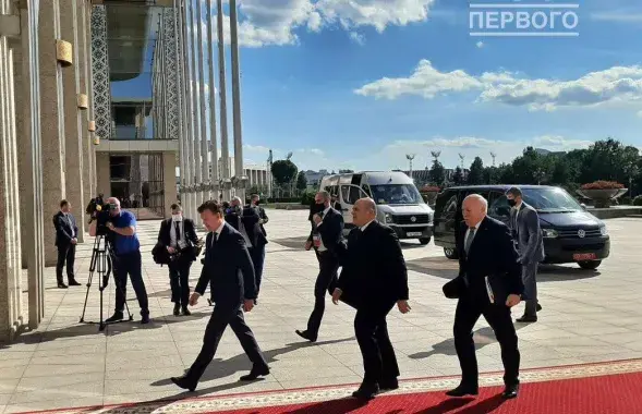 Михаил Мишустин идет во Дворец Независимости / t.me/pul_1​