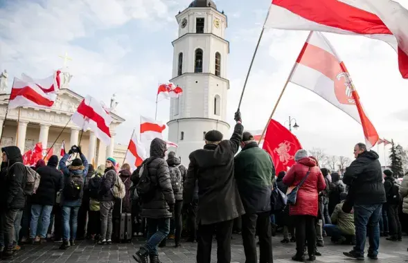 Белорусы подняли в Вильнюсе бело-красно-белые флаги и &quot;Погони&quot;, 22 ноября 2019 г. / delfi.lt​