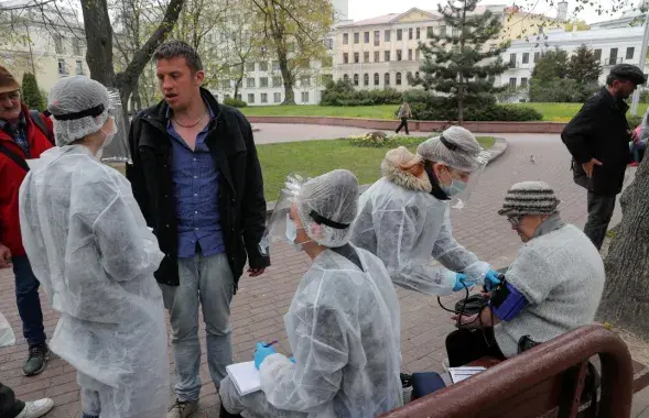 Добровольцы оказывают медицинскую помощь людям, включая бездомных и малообеспеченных граждан, во время эпидемии COVID-19 / Reuters