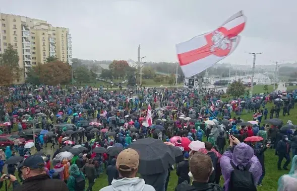 Бело-красно-белый флаг над протестующими в Минске / Из архива Еврорадио​