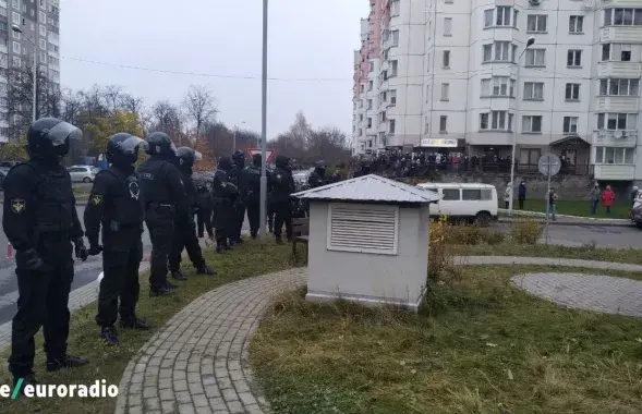 Силовики во дворе "Площади Перемен" / Еврорадио