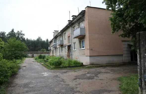 Жэня кажа, што выканкам прымусіў яго пагадзіцца ўзяць кватэру ў гэтым доме. Выканкам адказвае: да сірот ставяцца з павагай, калі б Жэня адмовіўся, яму б знайшлі іншае жыллё / Еўрарадыё