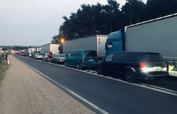 Шматгадзінная чарга на выездзе з Беларусі ў Польшчу