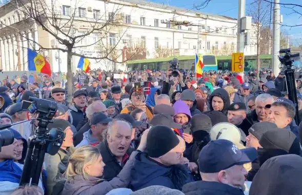 Паліцыя стрымлівае пратэстоўцаў, якія спрабуюць прарвацца да будынка ўрада Малдовы /&nbsp;NewsMaker

&nbsp;
