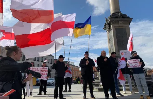 Зенон Позняк выступает на День Воли в Варшаве / Еврорадио
