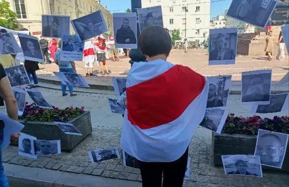 В Варшаве создали импровизированную ограду из проволоки и прицепили к ней снимки политзаключенных / @viasna96
