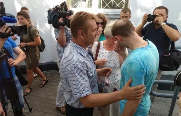 Андрей Гаврош после освобождения не смог сдержать слёз.