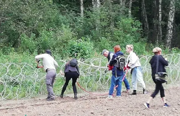 На границе Польши и Беларуси протестующие резали колючую проволоку