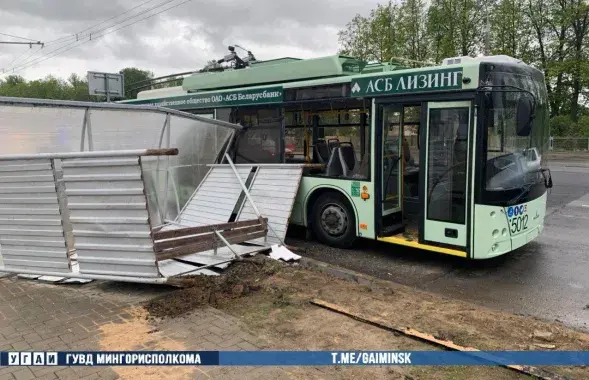 Порыв ветра в Минске повалил остановку на троллейбус / ГАИ Минска​