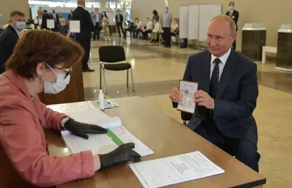 Уладзімір Пуцін галасуе на рэферэндуме па папраўкам у&nbsp;Канстытуцыю Расіі&nbsp;/ Reuters