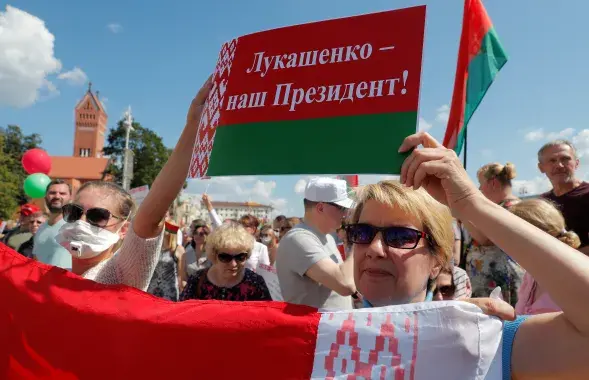 На акцыі прыхільнікаў Лукашэнкі / Reuters