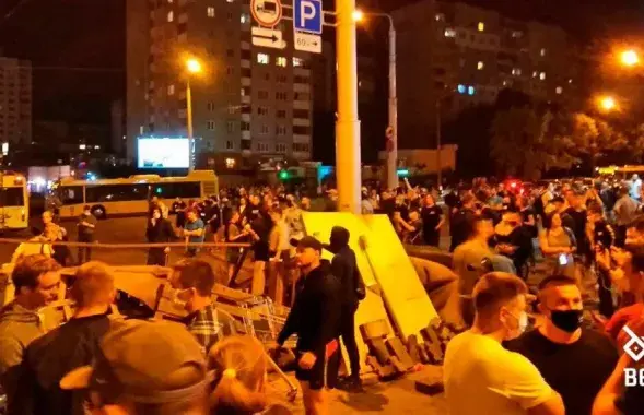 Нязгодныя з вынікамі выбараў мінчане ля ГЦ "Рыга" / "Белсат"​
