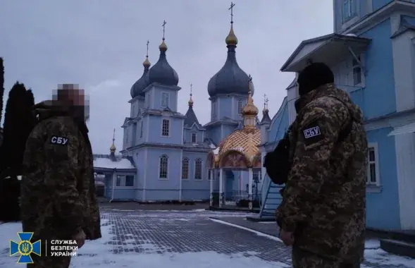 Представители украинских спецслужб на территории храма /&nbsp;@SBUkr
