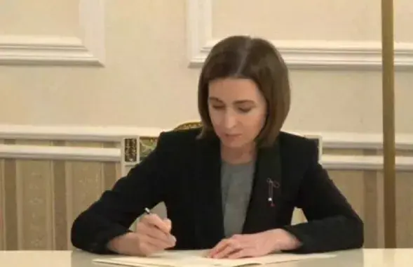Майя Санду подписывает заявку / zdg.md