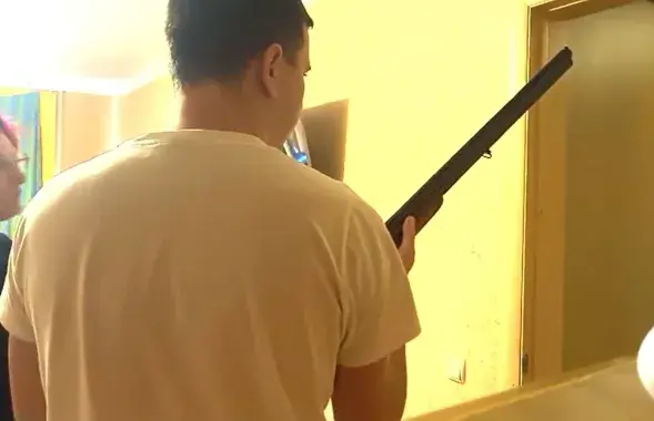 Андрэй Зельцэр адмовіўся адкрыць дзверы людзям у цывільным, якія прадставіліся міліцыяй / скрыншот відэа