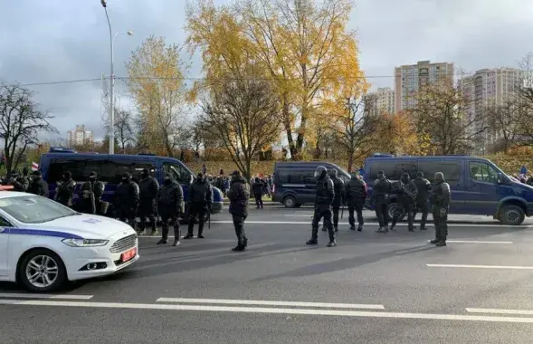 Силовики возле служебных бусиков / Еврорадио