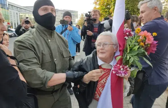 Силовик задерживает Нину Багинскую / Еврорадио​