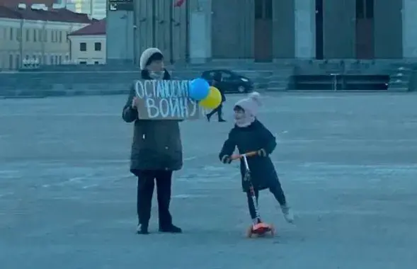 Жанна Трофимец с внучкой на Октябрьской площади Минска / Фото из соцсетей