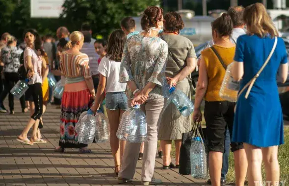 Чарга па ваду пасля надзвычайнага здарэння з водазабеспячэннем у Мінску ў чэрвені 2020-га / TUT.by