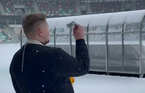 Православный священник освящает стадион &quot;Динамо&quot; / stadium-dinamo.by​