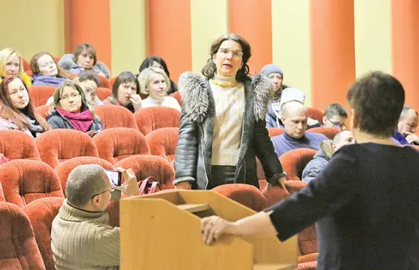 A candidate meets voters. Photo: mk.by