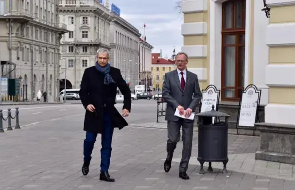 Павел Латушко и Николай Пинигин / Фото из аккаунта Купаловского театра в Фейсбуке​