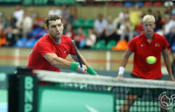 Максим Мирный и Андрей Василевский во время матча Кубка Дэвиса. Фото: tennis.by