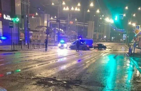 В результате обстрела Белгорода была повреждена проезжая часть / @bbbelgorod
