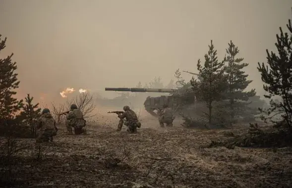 Украинские военные ведут бой /&nbsp;facebook.com/GeneralStaff.ua
