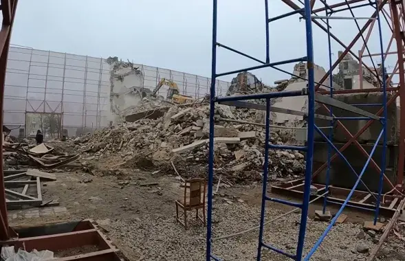 Снос драмтеатра в Мариуполе / скриншот видео
