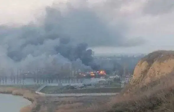 Пасля абстрэлу гарыць порт ва ўкраінскім горадзе Ачакава /&nbsp;@uniannet