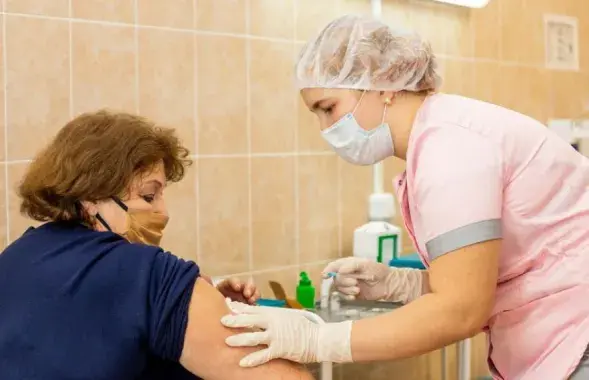 Пры гэтым больш за 3 мільёны 170 тысяч беларусаў атрымалі першую дозу вакцыны / Sb.by​