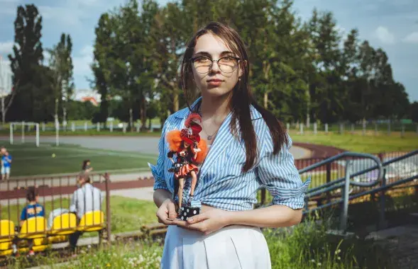 Улада &mdash; дыслексік і "троечніца" ў школе. Але гэта не перашкаджае ёй&nbsp;ствараць фантастычныя лялькі і вучыцца на мадэльера / фота Аляксандра Васюковіча / Еўрарадыё