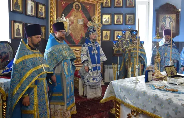 Епископ Вениамин (в центре) во время первого богослужения на новой должности / church.by​