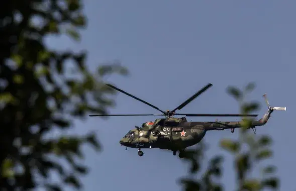 Беларускія верталёты над польскай Белавежай / Белорусские вертолеты над польской Беловежей / фота з ФБ-акаўнту Элізы Кавальчык