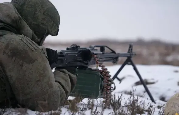 Российский военнослужащий на полигоне в Беларуси / Минобороны