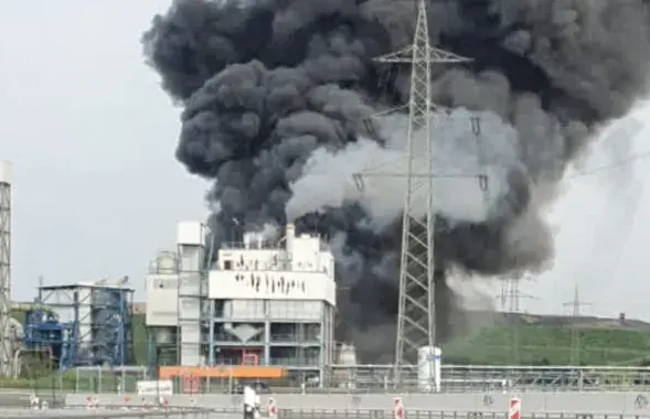 Взрыв на заводе в Германии / Feuerwehr Koeln / Handout via REUTERS​