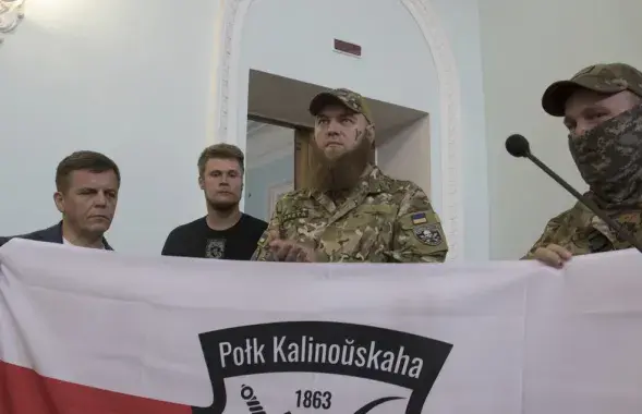 Сергей Сухомлин (слева) с представителями полка имени Кастуся Калиновского /&nbsp;zt-rada.gov.ua
