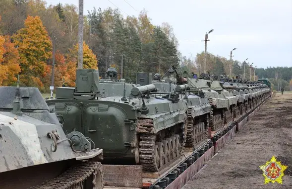 Перевозка военной техники по железной дороге, иллюстративное фото
