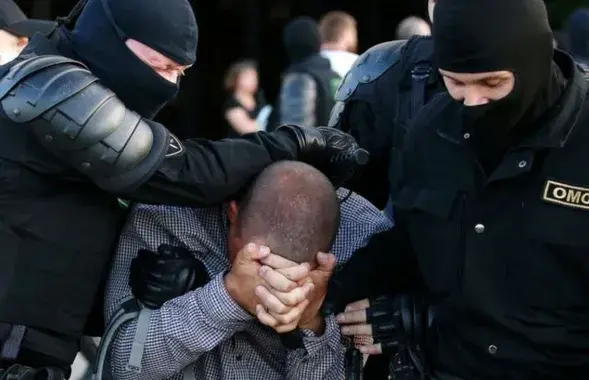 ОМОН задерживает человека, иллюстративное фото&nbsp;