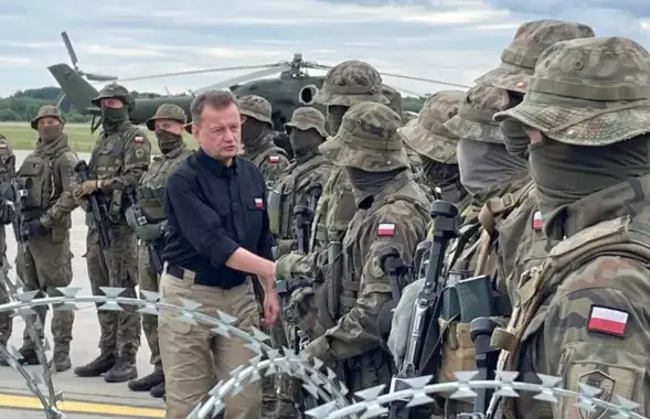 Министр обороны Польши Мариуш Блащак с военными&nbsp;