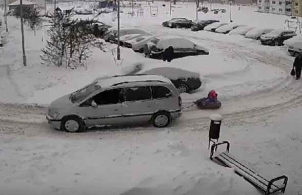 На тюбинге за автомобилем