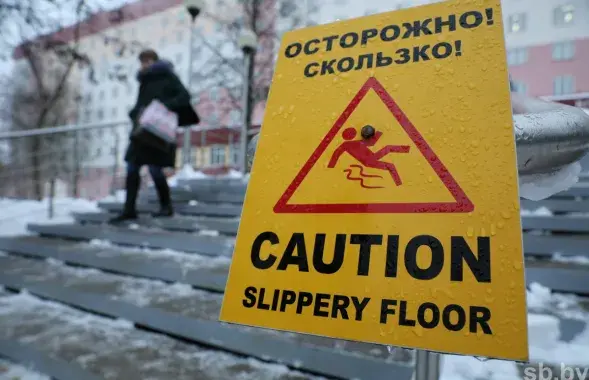 Человек идет по обледеневшей лестнице, иллюстративное фото&nbsp;