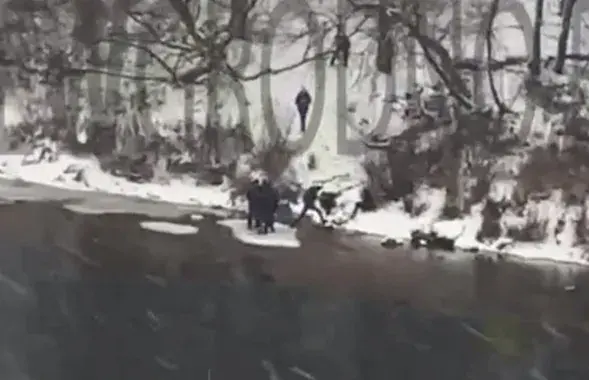 Дети катаются на льдине в парке "Румлево" в Гродно&nbsp;