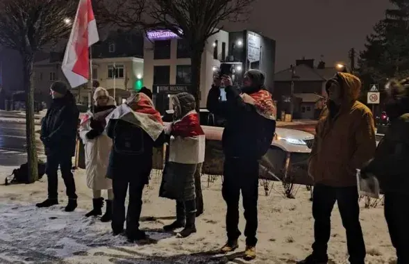 Белорусы с портретами умершего политзаключенного