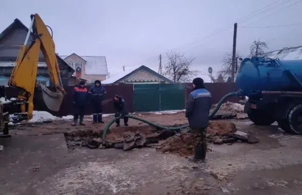 Ремонтные работы на месте прорыва трубы в Березино&nbsp;
