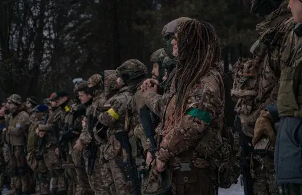 Украінскія байцы вядуць баі з праціўнікам, які іх колькасна пераважае
