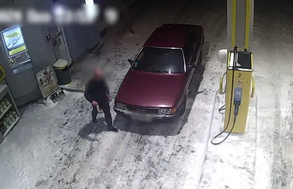 Стоп-кадр видео с камеры наблюдения на заправке&nbsp;
