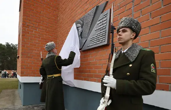 Жители агрогородка наблюдают за открытием вывески издалека
